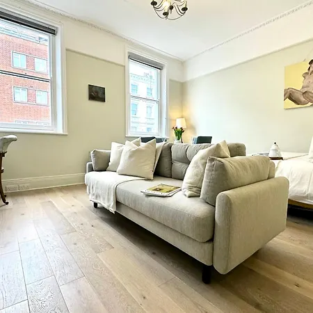 Chic Marylebone Village W Premium Mattress And 55 Inch Tv, By The Design Traveller